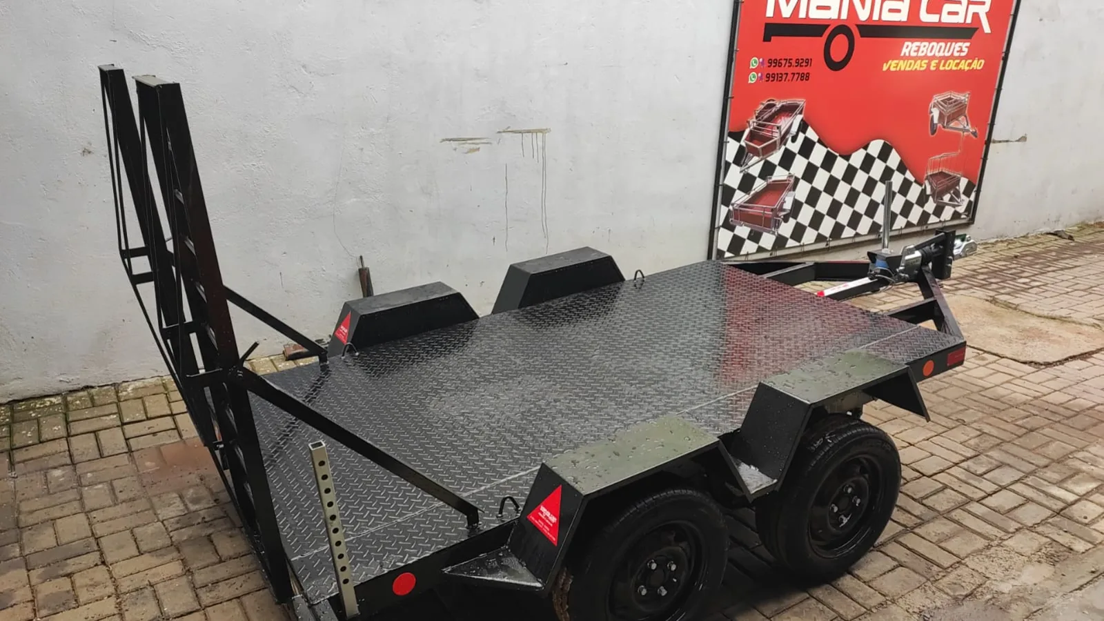 Plataforma para veículos com piso xadrez, rampas e dois eixos