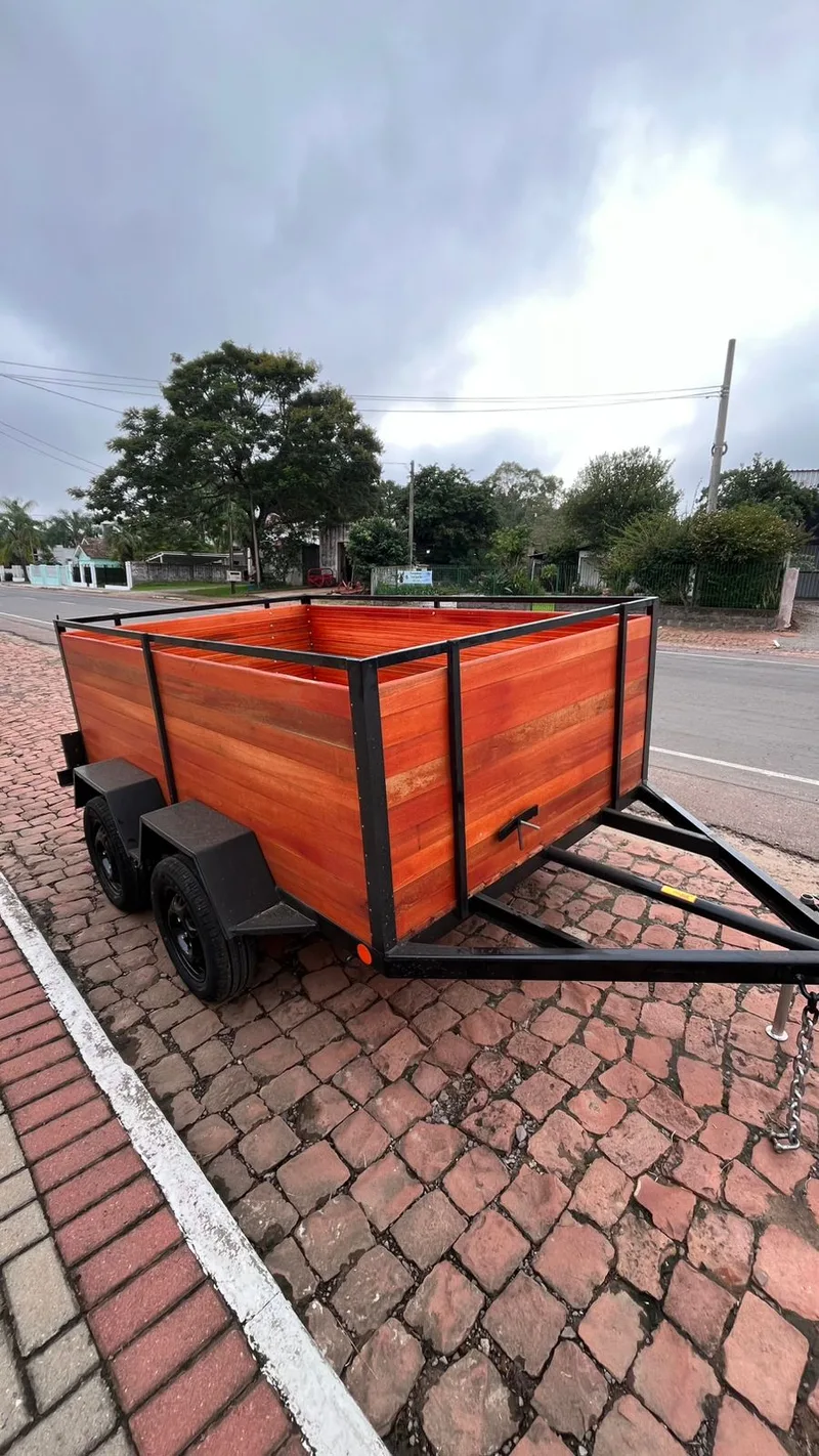 Carretinha com laterais de madeira estacionada na rua, vista frontal