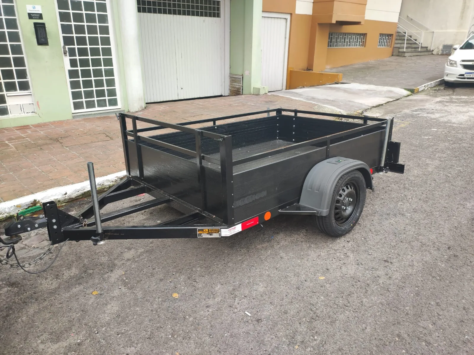 Carretinha de carga com laterais de chapa e grade dianteira