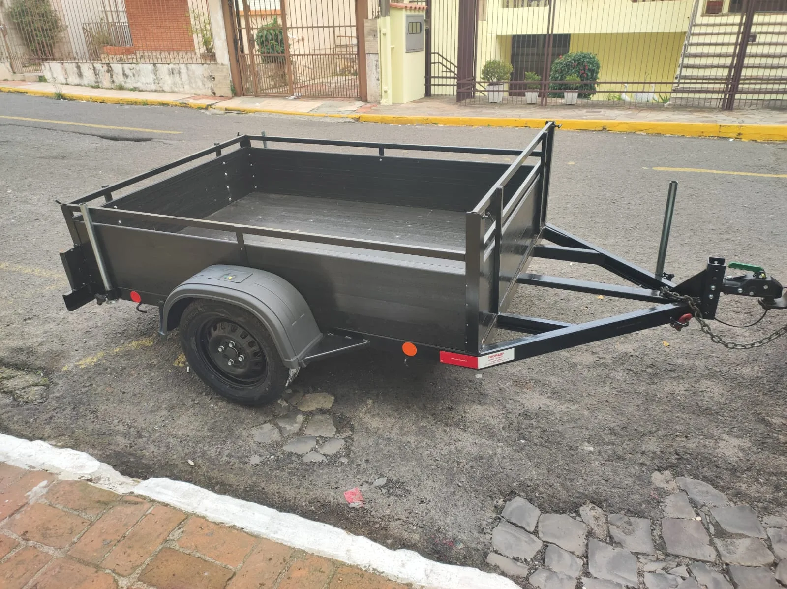 Carretinha de carga com laterais metálicas e um eixo